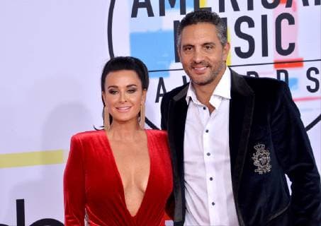 Actress Kyle Richards (L) and real estate agent Mauricio Umansky arrive for the 46th annual American Music Awards at the Microsoft Theater in Los Angeles on October 9, 2018.  LAP20181009231 JIMxRUYMEN