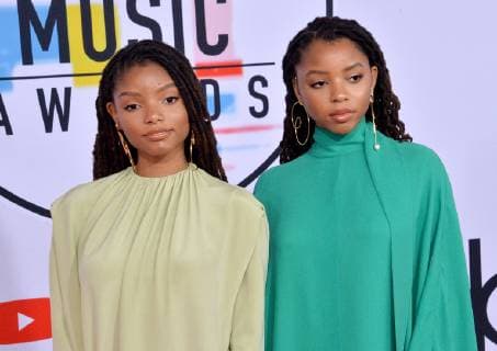 US R&B duo Chloe X Halle arrive for the 46th annual American Music Awards at the Microsoft Theater in Los Angeles on October 9, 2018.  LAP20181009328 JIMxRUYMEN