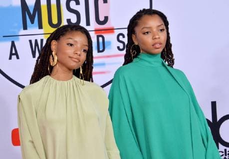 US R&B duo Chloe X Halle arrive for the 46th annual American Music Awards at the Microsoft Theater in Los Angeles on October 9, 2018.  LAP20181009327 JIMxRUYMEN