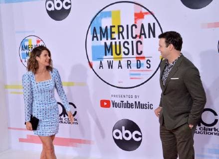 Actor s Cobie Smulders (L) and Taran Killam arrive for the 46th annual American Music Awards at the Microsoft Theater in Los Angeles on October 9, 2018.  LAP20181009375 JIMxRUYMEN
