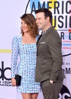 Actor s Cobie Smulders (L) and Taran Killam arrive for the 46th annual American Music Awards at the Microsoft Theater in Los Angeles on October 9, 2018.  LAP20181009376 JIMxRUYMEN