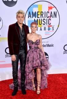 Rapper G-Eazy and singer Halsey (R) arrive for the 46th annual American Music Awards at the Microsoft Theater in Los Angeles on October 9, 2018.  LAP20181009468 JIMxRUYMEN