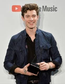 Singer Shawn Mendes appears backstage with his award for Favorite Artist - Adult Contemporary, during the 46th annual American Music Awards at the Microsoft Theater in Los Angeles on October 9, 2018.  LAP20181009524 JIMxRUYMEN