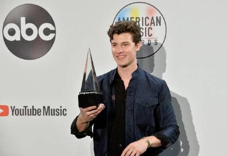 Entertainment Bilder des Tages Singer Shawn Mendes appears backstage with his award for Favorite Artist - Adult Contemporary, during the 46th annual American Music Awards at the Microsoft Theater in Los Angeles on October 9, 2018.  LAP20181009526 JIMxRUYMEN