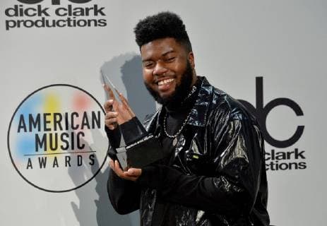 Singer Khalid appears backstage with his award for Favorite Male Artist - Soul R&B, during the 46th annual American Music Awards at the Microsoft Theater in Los Angeles on October 9, 2018.  LAP20181009528 JIMxRUYMEN