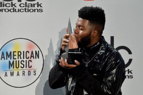 Singer Khalid appears backstage with his award for Favorite Male Artist - Soul R&B, during the 46th annual American Music Awards at the Microsoft Theater in Los Angeles on October 9, 2018.  LAP20181009529 JIMxRUYMEN