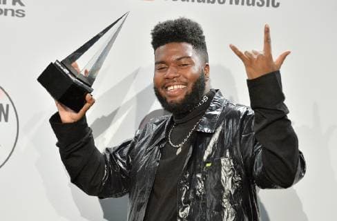 Singer Khalid appears backstage with his award for Favorite Male Artist - Soul R&B, during the 46th annual American Music Awards at the Microsoft Theater in Los Angeles on October 9, 2018.  LAP20181009531 JIMxRUYMEN