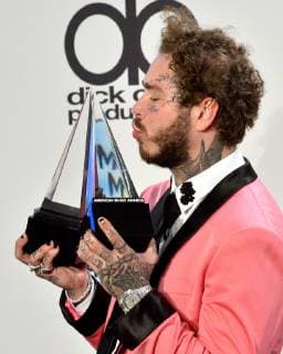 Entertainment Bilder des Tages Rapper Post Malone appears backstage with his award for Favorite Male Artist - Pop Rock, during the 46th annual American Music Awards at the Microsoft Theater in Los Angeles on October 9, 2018.  LAP20181009554 JIMxRUYMEN