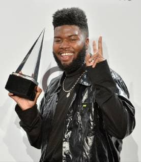 Singer Khalid appears backstage with his award for Favorite Male Artist - Soul R&B, during the 46th annual American Music Awards at the Microsoft Theater in Los Angeles on October 9, 2018.  LAP20181009530 JIMxRUYMEN