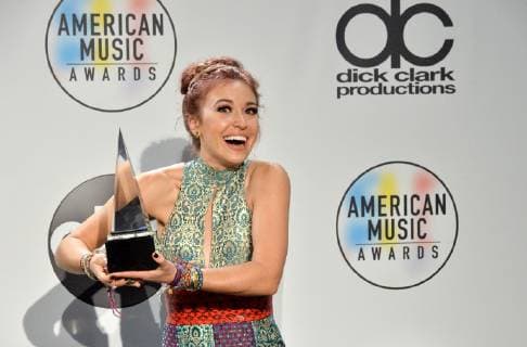 Singer Lauren Dingle appears backstage with her award for Favorite Artist - Contemporary Inspirational, during the 46th annual American Music Awards at the Microsoft Theater in Los Angeles on October 9, 2018.  LAP20181009593 JIMxRUYMEN
