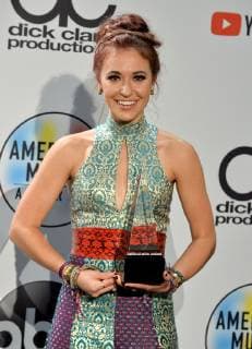 Singer Lauren Dingle appears backstage with her award for Favorite Artist - Contemporary Inspirational, during the 46th annual American Music Awards at the Microsoft Theater in Los Angeles on October 9, 2018.  LAP20181009590 JIMxRUYMEN