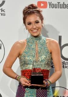 Singer Lauren Dingle appears backstage with her award for Favorite Artist - Contemporary Inspirational, during the 46th annual American Music Awards at the Microsoft Theater in Los Angeles on October 9, 2018.  LAP20181009595 JIMxRUYMEN