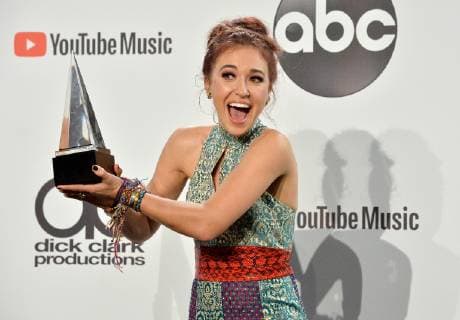 Singer Lauren Dingle appears backstage with her award for Favorite Artist - Contemporary Inspirational, during the 46th annual American Music Awards at the Microsoft Theater in Los Angeles on October 9, 2018.  LAP20181009597 JIMxRUYMEN