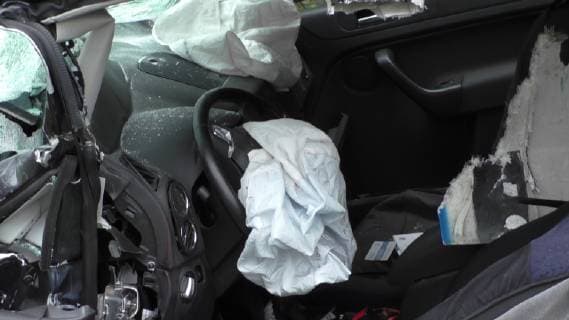 VW Golf kracht frontal in Linienbus - Autofahrer eingeklemmt und lebensgefährlich verletzt Heute Vormittag kam es auf der B314 bei Eggingen zu einem schweren Verkehrsunfall. Golf kracht frontal in einen nicht mit Personen besetzten Linienbus. Golf Fahrer wird in seinem Fahrzeug schwerst eingeklemmt und muss von der Feuerwehr mittels Cras-Rettung aus seinem Fahrzeug befreit werden. Lebensgefährlich verletzt wird er mit dem Rettungshubschrauber in das Krankenhaus gebracht. Der Busfahrer wird nach ersten Aussagen der Polizei leicht verletzt. Die Bundesstraße wurde komplett gesperrt und das Verkehrskommissariat Waldshut-Tiengen hat die Ermittlungen aufgenommen. Eine örtliche Umleitung wurde eingeleitet. Zur genauen Unfallursache konnten noch keine Aussagen gemacht werden. Wir haben die Bilder: Übersicht der Einsat