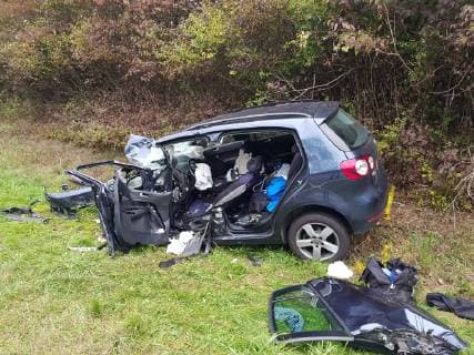 VW Golf kracht frontal in Linienbus - Autofahrer eingeklemmt und lebensgefährlich verletzt Heute Vormittag kam es auf der B314 bei Eggingen zu einem schweren Verkehrsunfall. Golf kracht frontal in einen nicht mit Personen besetzten Linienbus. Golf Fahrer wird in seinem Fahrzeug schwerst eingeklemmt und muss von der Feuerwehr mittels Cras-Rettung aus seinem Fahrzeug befreit werden. Lebensgefährlich verletzt wird er mit dem Rettungshubschrauber in das Krankenhaus gebracht. Der Busfahrer wird nach ersten Aussagen der Polizei leicht verletzt. Die Bundesstraße wurde komplett gesperrt und das Verkehrskommissariat Waldshut-Tiengen hat die Ermittlungen aufgenommen. Eine örtliche Umleitung wurde eingeleitet. Zur genauen Unfallursache konnten noch keine Aussagen gemacht werden. Wir haben die Bilder: Übersicht der Einsat