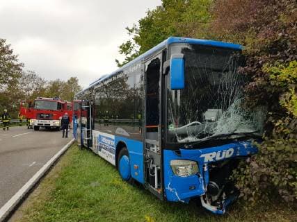 VW Golf kracht frontal in Linienbus - Autofahrer eingeklemmt und lebensgefährlich verletzt Heute Vormittag kam es auf der B314 bei Eggingen zu einem schweren Verkehrsunfall. Golf kracht frontal in einen nicht mit Personen besetzten Linienbus. Golf Fahrer wird in seinem Fahrzeug schwerst eingeklemmt und muss von der Feuerwehr mittels Cras-Rettung aus seinem Fahrzeug befreit werden. Lebensgefährlich verletzt wird er mit dem Rettungshubschrauber in das Krankenhaus gebracht. Der Busfahrer wird nach ersten Aussagen der Polizei leicht verletzt. Die Bundesstraße wurde komplett gesperrt und das Verkehrskommissariat Waldshut-Tiengen hat die Ermittlungen aufgenommen. Eine örtliche Umleitung wurde eingeleitet. Zur genauen Unfallursache konnten noch keine Aussagen gemacht werden. Wir haben die Bilder: Übersicht der Einsat
