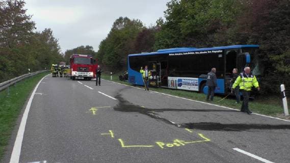 VW Golf kracht frontal in Linienbus - Autofahrer eingeklemmt und lebensgefährlich verletzt Heute Vormittag kam es auf der B314 bei Eggingen zu einem schweren Verkehrsunfall. Golf kracht frontal in einen nicht mit Personen besetzten Linienbus. Golf Fahrer wird in seinem Fahrzeug schwerst eingeklemmt und muss von der Feuerwehr mittels Cras-Rettung aus seinem Fahrzeug befreit werden. Lebensgefährlich verletzt wird er mit dem Rettungshubschrauber in das Krankenhaus gebracht. Der Busfahrer wird nach ersten Aussagen der Polizei leicht verletzt. Die Bundesstraße wurde komplett gesperrt und das Verkehrskommissariat Waldshut-Tiengen hat die Ermittlungen aufgenommen. Eine örtliche Umleitung wurde eingeleitet. Zur genauen Unfallursache konnten noch keine Aussagen gemacht werden. Wir haben die Bilder: Übersicht der Einsat