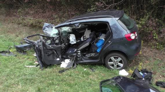 VW Golf kracht frontal in Linienbus - Autofahrer eingeklemmt und lebensgefährlich verletzt Heute Vormittag kam es auf der B314 bei Eggingen zu einem schweren Verkehrsunfall. Golf kracht frontal in einen nicht mit Personen besetzten Linienbus. Golf Fahrer wird in seinem Fahrzeug schwerst eingeklemmt und muss von der Feuerwehr mittels Cras-Rettung aus seinem Fahrzeug befreit werden. Lebensgefährlich verletzt wird er mit dem Rettungshubschrauber in das Krankenhaus gebracht. Der Busfahrer wird nach ersten Aussagen der Polizei leicht verletzt. Die Bundesstraße wurde komplett gesperrt und das Verkehrskommissariat Waldshut-Tiengen hat die Ermittlungen aufgenommen. Eine örtliche Umleitung wurde eingeleitet. Zur genauen Unfallursache konnten noch keine Aussagen gemacht werden. Wir haben die Bilder: Übersicht der Einsat