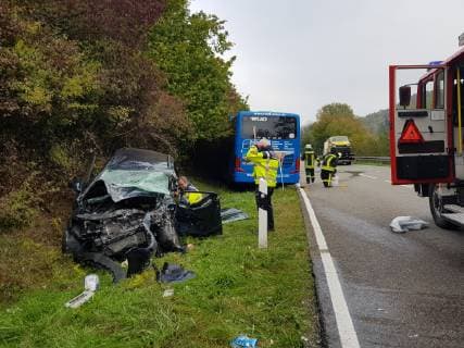 VW Golf kracht frontal in Linienbus - Autofahrer eingeklemmt und lebensgefährlich verletzt Heute Vormittag kam es auf der B314 bei Eggingen zu einem schweren Verkehrsunfall. Golf kracht frontal in einen nicht mit Personen besetzten Linienbus. Golf Fahrer wird in seinem Fahrzeug schwerst eingeklemmt und muss von der Feuerwehr mittels Cras-Rettung aus seinem Fahrzeug befreit werden. Lebensgefährlich verletzt wird er mit dem Rettungshubschrauber in das Krankenhaus gebracht. Der Busfahrer wird nach ersten Aussagen der Polizei leicht verletzt. Die Bundesstraße wurde komplett gesperrt und das Verkehrskommissariat Waldshut-Tiengen hat die Ermittlungen aufgenommen. Eine örtliche Umleitung wurde eingeleitet. Zur genauen Unfallursache konnten noch keine Aussagen gemacht werden. Wir haben die Bilder: Übersicht der Einsat