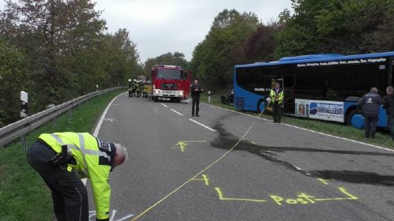 VW Golf kracht frontal in Linienbus - Autofahrer eingeklemmt und lebensgefährlich verletzt Heute Vormittag kam es auf der B314 bei Eggingen zu einem schweren Verkehrsunfall. Golf kracht frontal in einen nicht mit Personen besetzten Linienbus. Golf Fahrer wird in seinem Fahrzeug schwerst eingeklemmt und muss von der Feuerwehr mittels Cras-Rettung aus seinem Fahrzeug befreit werden. Lebensgefährlich verletzt wird er mit dem Rettungshubschrauber in das Krankenhaus gebracht. Der Busfahrer wird nach ersten Aussagen der Polizei leicht verletzt. Die Bundesstraße wurde komplett gesperrt und das Verkehrskommissariat Waldshut-Tiengen hat die Ermittlungen aufgenommen. Eine örtliche Umleitung wurde eingeleitet. Zur genauen Unfallursache konnten noch keine Aussagen gemacht werden. Wir haben die Bilder: Übersicht der Einsat