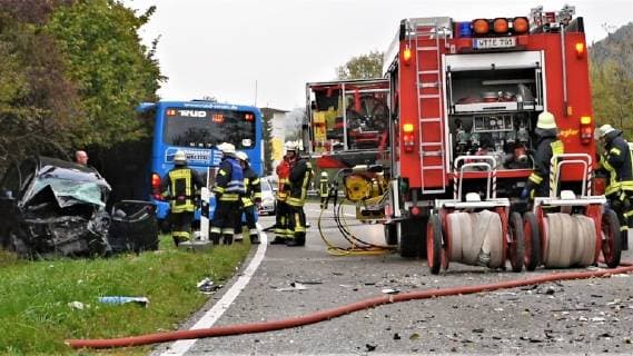 VW Golf kracht frontal in Linienbus - Autofahrer eingeklemmt und lebensgefährlich verletzt Heute Vormittag kam es auf der B314 bei Eggingen zu einem schweren Verkehrsunfall. Golf kracht frontal in einen nicht mit Personen besetzten Linienbus. Golf Fahrer wird in seinem Fahrzeug schwerst eingeklemmt und muss von der Feuerwehr mittels Cras-Rettung aus seinem Fahrzeug befreit werden. Lebensgefährlich verletzt wird er mit dem Rettungshubschrauber in das Krankenhaus gebracht. Der Busfahrer wird nach ersten Aussagen der Polizei leicht verletzt. Die Bundesstraße wurde komplett gesperrt und das Verkehrskommissariat Waldshut-Tiengen hat die Ermittlungen aufgenommen. Eine örtliche Umleitung wurde eingeleitet. Zur genauen Unfallursache konnten noch keine Aussagen gemacht werden. Wir haben die Bilder: Übersicht der Einsat