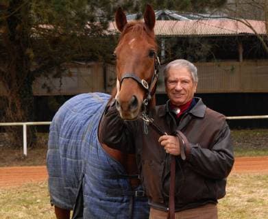Der Pferdezüchter und ehemalige Rodeoreiter Monty Roberts, der sich mit dem Umgang schwieriger Pferde beschäftigt, ist am Dienstag (03.03.2009) auf der privaten Pferderennbahn am Trainingszentrum Schmeer in Saarbrücken zu Besuch. *** The horse breeder and former rodeo rider Monty Roberts, who deals with dealing with difficult horses, is visiting the private racecourse at the training center Schmeer in Saarbrücken on Tuesday 03 03 2009
