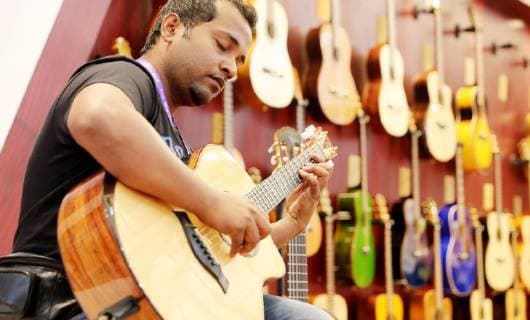 (181010) -- SHANGHAI, Oct. 10, 2018 -- A performer plays the classical guitar during the Music China held in east China s Shanghai, Oct. 10, 2018. The 2018 Music China, a musical instrument trade show, opened on Wednesday in Shanghai. Over 2,200 musical instrument companies and dealers from 31 countries and regions participate in the show. ) (sxk) CHINA-SHANGHAI-MUSIC CHINA (CN) FangxZhe 