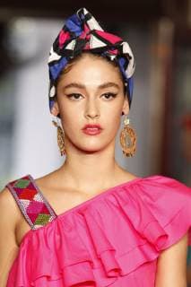 A model presents creations of Mexican designer Lidia Lavin during the Mercedes-Benz Fashion Week Mexico, in Mexico City, Mexico, 10 October 2018. The Mercedes-Benz Fashion Week Mexico closes the upcoming 14 October. Mercedes Benz Fashion Week in Mexico City !ACHTUNG: NUR REDAKTIONELLE NUTZUNG!  Copyright: xSashenkaxGutierrezx MEX27 20181010-636748062810561563