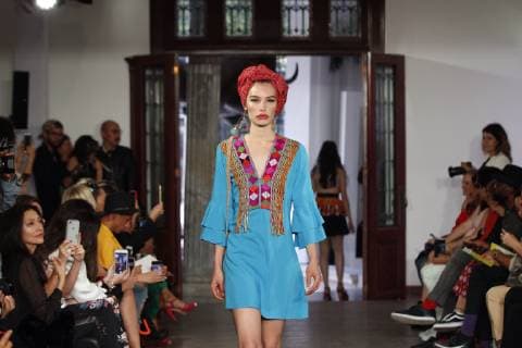 A model presents creations of Mexican designer Lidia Lavin during the Mercedes-Benz Fashion Week Mexico, in Mexico City, Mexico, 10 October 2018. The Mercedes-Benz Fashion Week Mexico closes the upcoming 14 October. Mercedes Benz Fashion Week in Mexico City !ACHTUNG: NUR REDAKTIONELLE NUTZUNG!  Copyright: xSashenkaxGutierrezx MEX28 20181010-636748063417701903