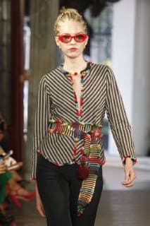 A model presents creations of Mexican designer Lidia Lavin during the Mercedes-Benz Fashion Week Mexico, in Mexico City, Mexico, 10 October 2018. The Mercedes-Benz Fashion Week Mexico closes the upcoming 14 October. Mercedes Benz Fashion Week in Mexico City !ACHTUNG: NUR REDAKTIONELLE NUTZUNG!  Copyright: xSashenkaxGutierrezx MEX29 20181010-636748063427233011