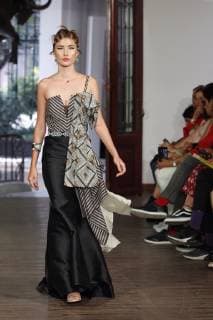 A model presents creations of Mexican designer Lidia Lavin during the Mercedes-Benz Fashion Week Mexico, in Mexico City, Mexico, 10 October 2018. The Mercedes-Benz Fashion Week Mexico closes the upcoming 14 October. Mercedes Benz Fashion Week in Mexico City !ACHTUNG: NUR REDAKTIONELLE NUTZUNG!  Copyright: xSashenkaxGutierrezx MEX30 20181010-636748063434420425