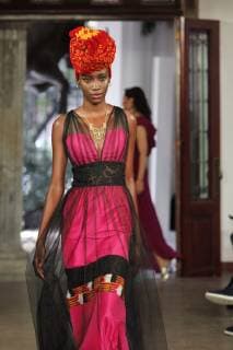 A model presents creations of Mexican designer Lidia Lavin during the Mercedes-Benz Fashion Week Mexico, in Mexico City, Mexico, 10 October 2018. The Mercedes-Benz Fashion Week Mexico closes the upcoming 14 October. Mercedes Benz Fashion Week in Mexico City !ACHTUNG: NUR REDAKTIONELLE NUTZUNG!  Copyright: xSashenkaxGutierrezx MEX32 20181010-636748063459420101