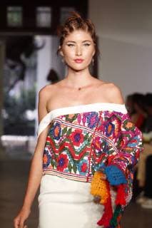 A model presents creations of Mexican designer Lidia Lavin during the Mercedes-Benz Fashion Week Mexico, in Mexico City, Mexico, 10 October 2018. The Mercedes-Benz Fashion Week Mexico closes the upcoming 14 October. Mercedes Benz Fashion Week in Mexico City !ACHTUNG: NUR REDAKTIONELLE NUTZUNG!  Copyright: xSashenkaxGutierrezx MEX36 20181010-636748064106082682