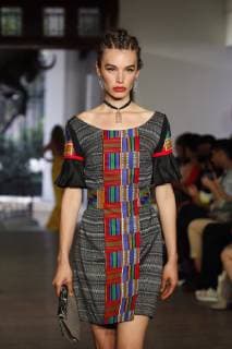 A model presents creations of Mexican designer Lidia Lavin during the Mercedes-Benz Fashion Week Mexico, in Mexico City, Mexico, 10 October 2018. The Mercedes-Benz Fashion Week Mexico closes the upcoming 14 October. Mercedes Benz Fashion Week in Mexico City !ACHTUNG: NUR REDAKTIONELLE NUTZUNG!  Copyright: xSashenkaxGutierrezx MEX37 20181010-636748064126082807