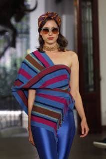 A model presents creations of Mexican designer Lidia Lavin during the Mercedes-Benz Fashion Week Mexico, in Mexico City, Mexico, 10 October 2018. The Mercedes-Benz Fashion Week Mexico closes the upcoming 14 October. Mercedes Benz Fashion Week in Mexico City !ACHTUNG: NUR REDAKTIONELLE NUTZUNG!  Copyright: xSashenkaxGutierrezx MEX39 20181010-636748064145145442