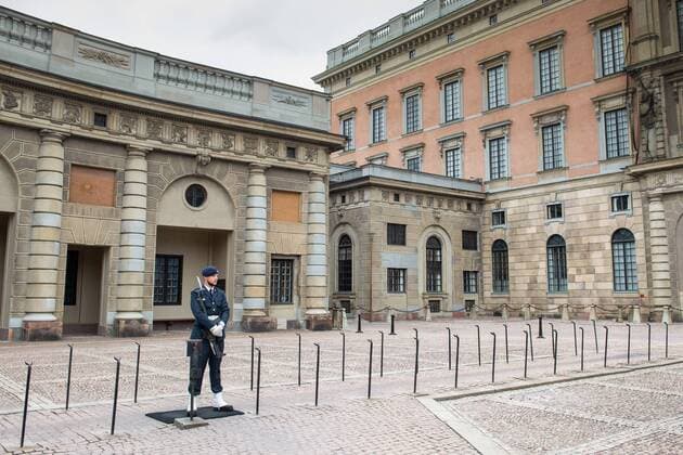 181009 En högvakt utanför Stockholms slott den 9 oktober 2018 i Stockholm.  Copyright: MaximxThorex xBildbyran 36933471st