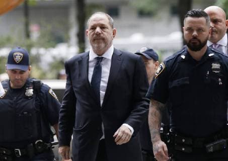 Entertainment Bilder der Woche KW41 News Themen der Woche KW41 Entertainment Bilder des Tages Harvey Weinstein arrives at Manhattan Federal Court for a hearing on October 11, 2018 in New York City. The Manhattan District Attorney s office recently discovered a previous written account from one of Weinstein s accusers that could suggest her encounter with him was consensual. Harvey Weinstein had previously been arraigned and plead not guilty in June on charges of first- and third-degree rape as well as a first-degree criminal sexual act involving two other women that allegedly took place in 2004 and 2013.  NYP20181011105 JOHNxANGELILLO