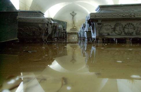 Dresden, Flutkatastrophe 2002, Im Sommer 2002 traten die Elbe und ihre Zuflüsse über die Ufer. Das Jahrhunderthochwasser hinterließ eine Schneise der Verwüstung. Tausende Menschen verloren ihr Hab und Gut, Hochwasser, Hofkirche, Dompfarrer Klemens Ullmann in der überfluteten Gruft mit den Zinksärgen der sächsischen Könige, *** Dresden flood catastrophe 2002 In the summer of 2002 the Elbe and its tributaries overflowed the banks The flood of the century left a trail of desolation Thousands of people lost their belongings flooding court church pompous Klemens Ullmann in the flooded tomb with the zinc coffins of the Saxon kings