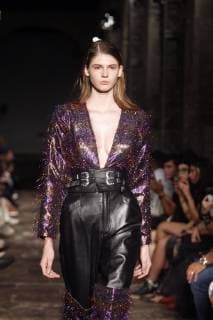 A model presents a creation of Mexican brand Jesus de la Garsa during Mercedez-Benz Fashion Week Mexico City, in Mexico City, Mexico, 11 October 2018. Mercedez-Benz Fashion Week in Mexico City !ACHTUNG: NUR REDAKTIONELLE NUTZUNG!  Copyright: xSashenkaxGutierrezx CMX01 20181012-636749131578943955