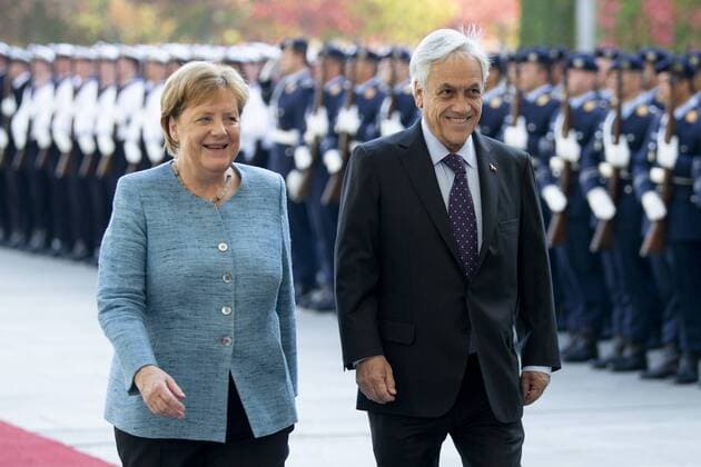 October 10, 2018 - Berlin, Germany - German Chancellor Angela Merkel and President of Chile Sebastian Pinera review the guard of honour at the Chancellery in Berlin on October 10, 2018. Berlin Germany  - ZUMAn230 20181010_zaa_n230_107 Copyright: xEmmanuelexContinix