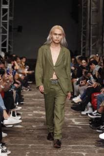 A model presents a creation by the Mexican brand The Pack during Mercedez-Benz Fashion Week Mexico City, in Mexico City, Mexico, 11 October 2018. Mercedez-Benz Fashion Week in Mexico City !ACHTUNG: NUR REDAKTIONELLE NUTZUNG!  Copyright: xSashenkaxGutierrezx CMX01 20181012-636749181671979376