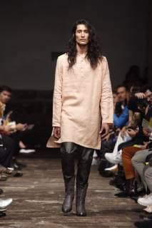 A model presents a creation by the Mexican brand The Pack during Mercedez-Benz Fashion Week Mexico City, in Mexico City, Mexico, 11 October 2018. Mercedez-Benz Fashion Week in Mexico City !ACHTUNG: NUR REDAKTIONELLE NUTZUNG!  Copyright: xSashenkaxGutierrezx CMX01 20181012-636749181711510623