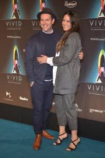 Weltpremiere VIVID Ben, buergerlich Bernhard Albrecht Matthias Lasse Bluemel) mit Ehefrau Caro Ankunft am gruenen Teppich zur Weltpremiere von VIVID Grand Show im Friedrichstadtpalast in Berlin am 11.10.2018 *** World premiere VIVID Ben buergerlich Bernhard Albrecht Matthias Lasse Bluemel with wife Caro Arrival at the green carpet at the world premiere of VIVID Grand Show at the Friedrichstadtpalast in Berlin on 11 10 2018