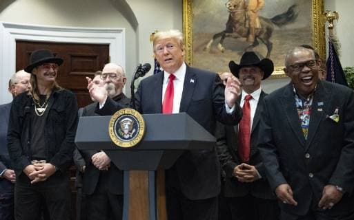 News Bilder des Tages October 11, 2018 - Washington, District of Columbia, U.S. - United States President Donald J. Trump makes remarks prior to signing H.R. 1551, the Orrin G. Hatch-Bob Goodlatte Music Modernization Act in the Roosevelt Room of the White House in Washington, DC on Thursday, October 11, 2018. Pictured behind the President from left to right: Kid Rock, guitarist Jeff Skunk Baxter, John Rich of Big & Rich, and Soul legend Sam Moore of Sam & Dave Washington U.S. - ZUMAs152 20181011_zaa_s152_081 Copyright: xRonxSachsx