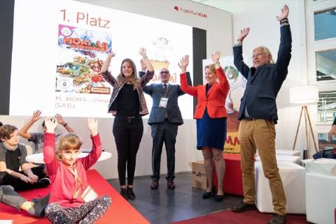 Federal Minister Federal Minister Franziska Giffey Moderator Jennifer Sieglar and the entire jury team make the so-called TOMMI wave award ceremony TOMMI The German Childrens Software Award 2018 70 Frankfurt Book Fair Frankfurt Beyond words tbm19 Third day of trade fair trade visitors Frankfurt Hessen Germany Trade Fair Center