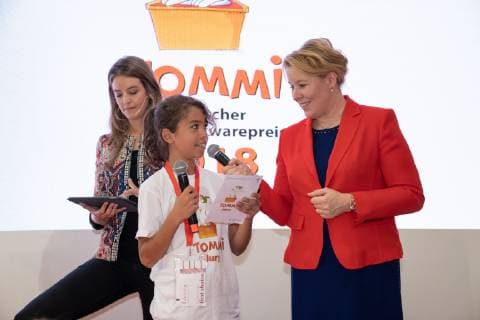 Federal Minister Federal Minister Franziska Giffey Moderator Jennifer Sieglar in discussion with a member of the Kinder Jury Award ceremony TOMMI The German Childrens Software Award 2018 70 Frankfurt Book Fair Frankfurt Fair Beyond words tbm19 Third trade fair day for trade visitors Trade visitors Frankfurt Hessen Germany Trade fair center