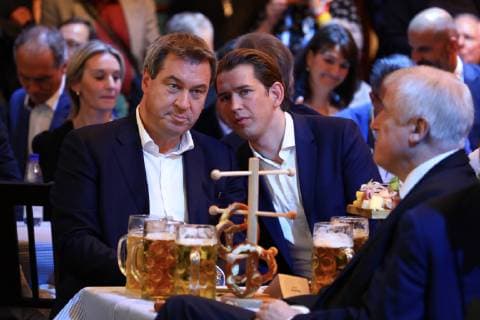 News Themen der Woche KW41 News Bilder des Tages News Bilder des Tages CSU Wahlkampf Endspurt Der bayerische Ministerpraesident Dr. Markus Soeder, der CSU-Vorsitzende und Bundesinnenminister Horst Seehofer und der Bundeskanzler der Republik Oesterreich, Sebastian Kurz, bei der Wahlkampf-Endspurt-Kundgebung der CSU im Loewenbraeukeller in München. München Bayern Deutschland *** CSU election campaign Final spurt Bavarian State Premier Dr Markus Soeder of the CSU Chairman and Federal Interior Minister Horst Seehofer and the Chancellor of the Republic of Austria Sebastian Kurz during the election campaign Final spurt Rally of the CSU in the Loewenbraeukeller in Munich Munich Bavaria Germany