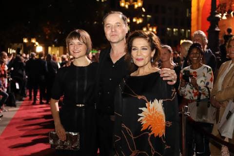 12 10 2018 GER Frankfurt am Main Old Opera Hessian Film and Cinema Prize 2018 red carpet Red carpet actress Lena Urzendowsky and Hannelore Elsner one of Germanys biggest actresses with actor Thomas Schmauser