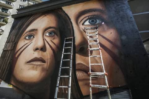 Entertainment Bilder der Woche KW41 Entertainment Bilder des Tages Naples, the street artist Jorit while working on the mural depicting Ilaria Cucchi, in the Arenella district. Dozens of passersby photograph him and bring him support, food and drink. 12 10 2018, Naples, Italy  Copyright: xRobertaxBasilex xIPAx xKontrolabx