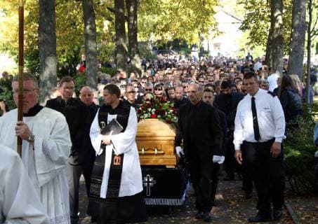 Entertainment Bilder der Woche KW41 Entertainment Bilder des Tages GER, Beerdigung von Graciano Rocchigiani auf dem Matthaeus-Kirchhof in Berlin Schoeneberg 13.10.2018, Schoeneberg, Berlin, GER, Beerdigung von Graciano Rocchigiani auf dem Matthaeus-Kirchhof in Berlin Schoeneberg, im Bild *** GER Funeral of Graciano Rocchigiani at the Matthaeus Kirchhof in Berlin Schoeneberg 13 10 2018 Schoeneberg Berlin GER Funeral of Graciano Rocchigiani at the Matthaeus Kirchhof in Berlin Schoeneberg im Bild nordphotoxEngler nph00076